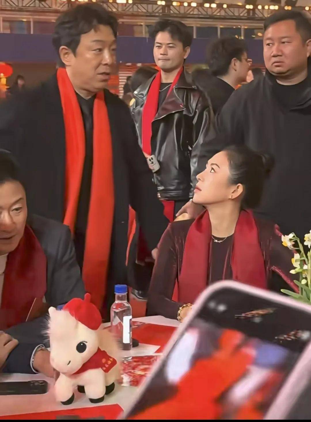 文联春晚录制现场好真实！大咖太多没人惯着，明星边排队边补妆