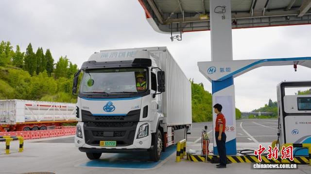 图为重庆大足高升停车区，成渝高速通道上首座加氢站。重庆高速集团供图