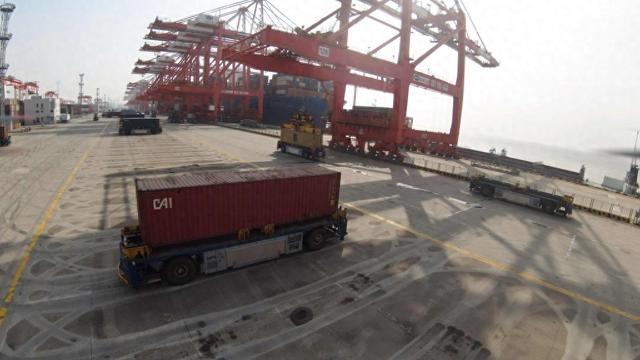 1月27日，上海关区首票水水中转多式联运进口集装箱在洋山四期自动化码头等待接驳转运。上海海关供图