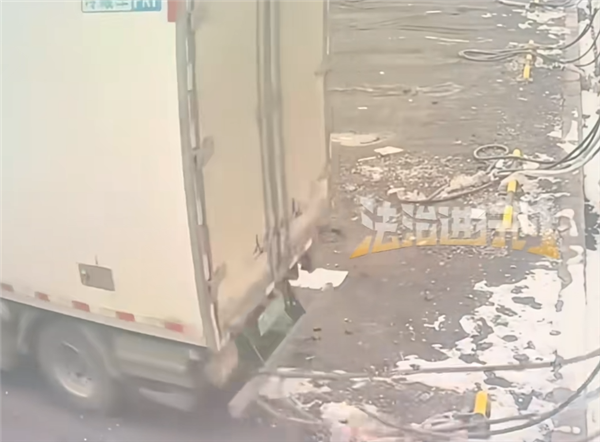 货车司机一个疏忽 充电后直接把充电桩一块带走