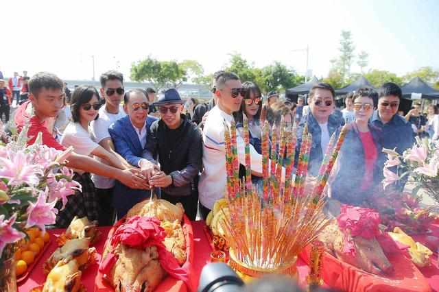 《红海行动》2.0正式开机!2男神加2女神,网友:票房稳了