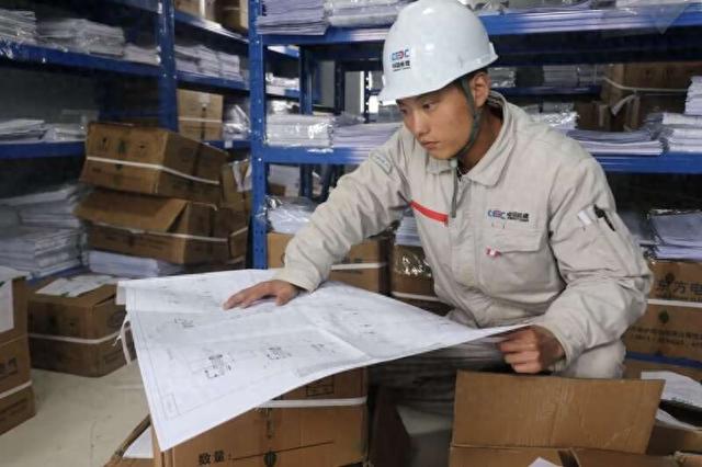 青年员工孔家贺正在研究图纸。 图片由受访单位提供