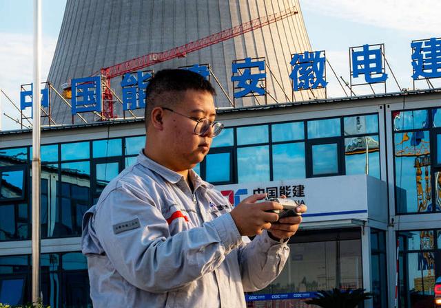 青年员工梅正誉正在操作设备。图片由受访单位提供