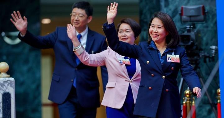 政协第八届海南省委员会第四次会议“委员通道”（第二场）举行