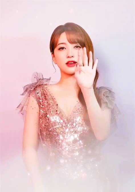 金莎官宣恋情！17岁差姐弟恋，牵手照甜炸