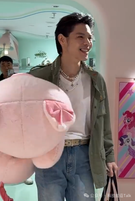 向佐为郭碧婷买了个巨型猪公仔