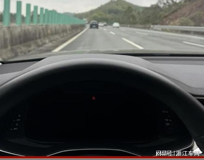 聚焦315　　行驶中仪表盘突然黑瞎存安全风险,奥迪A6L遭车主投诉4s店质保期保险补贴奥迪a6l_订阅