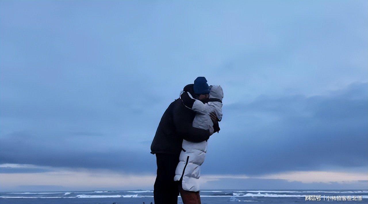 金莎宣布被男友孙丞潇求婚！二人在冰岛拥抱热吻好浪漫