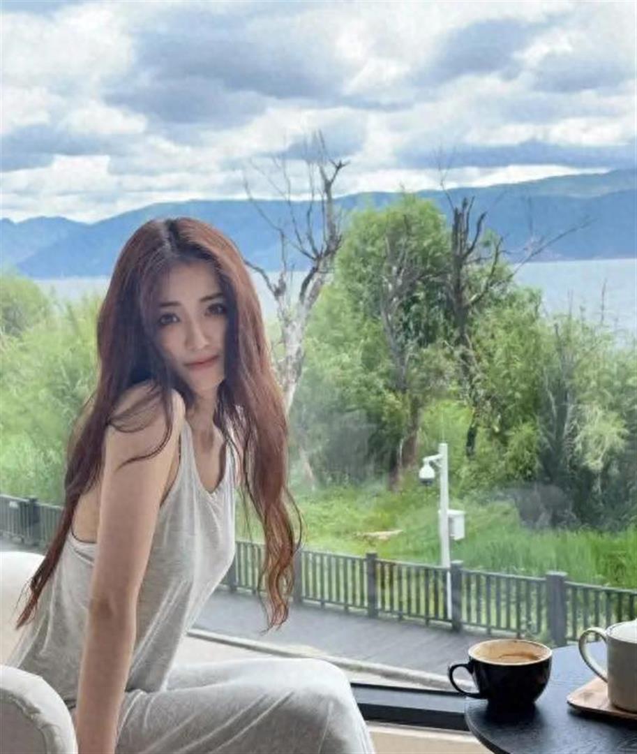 31岁徐璐晒泳装照！一个人海边度假好惬意，身材有料天鹅颈皮肤白