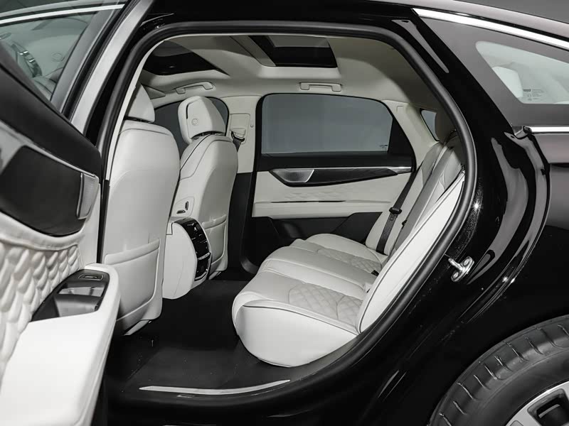 凯迪拉克CT6的后排腿部空间和头部空间够用吗?