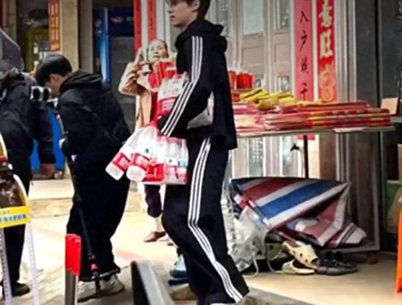 《亲爱的客栈4》录制 王鹤棣面对白鹿秦岚沈月现大型双标