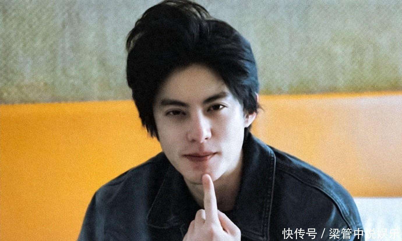 王鹤棣素颜炸场《亲爱的客栈》!少年白抢镜却凭颜值反向开挂