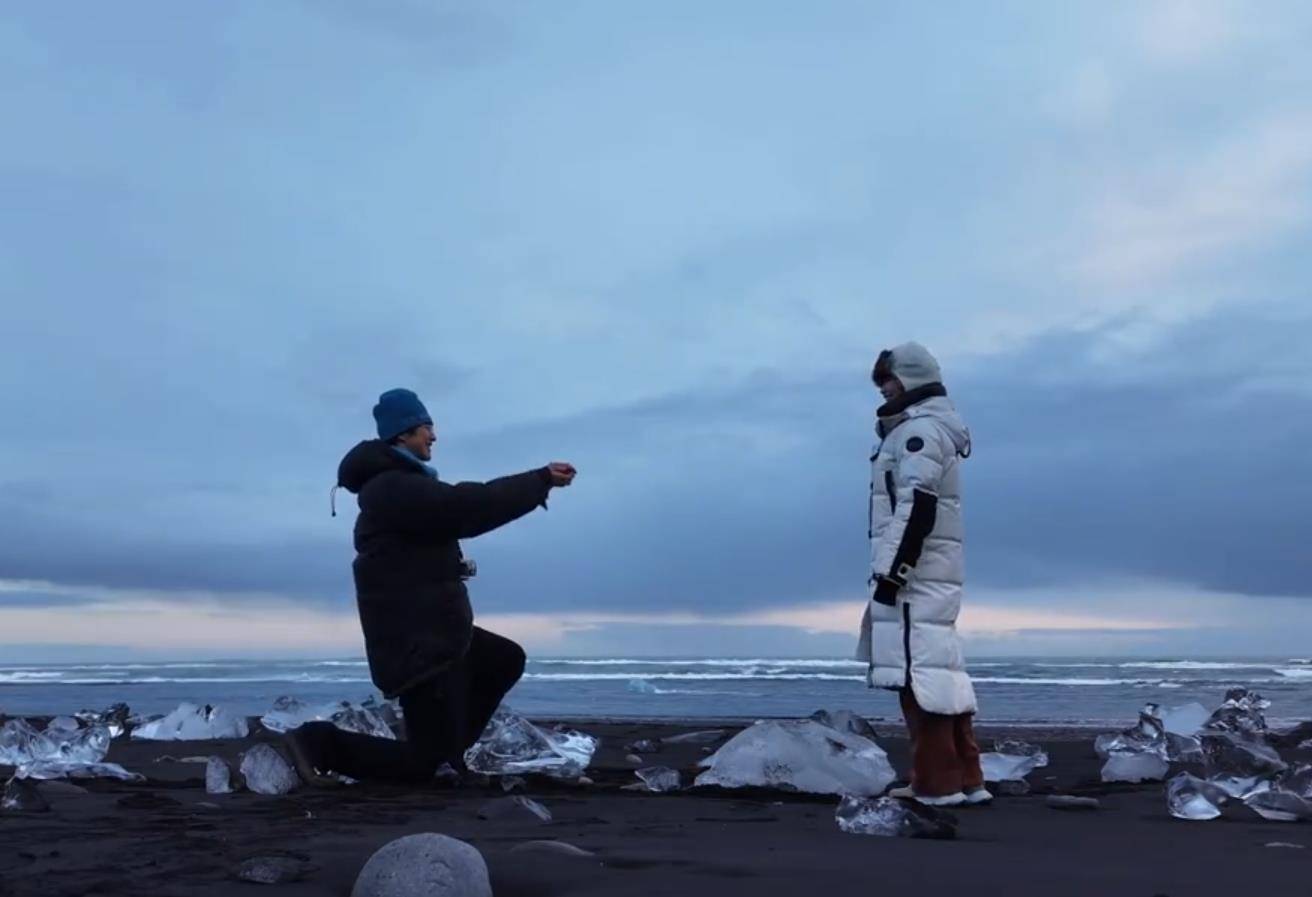 演员金莎回应被求婚，两人在沙滩上拥吻，发视频宣布求婚成功