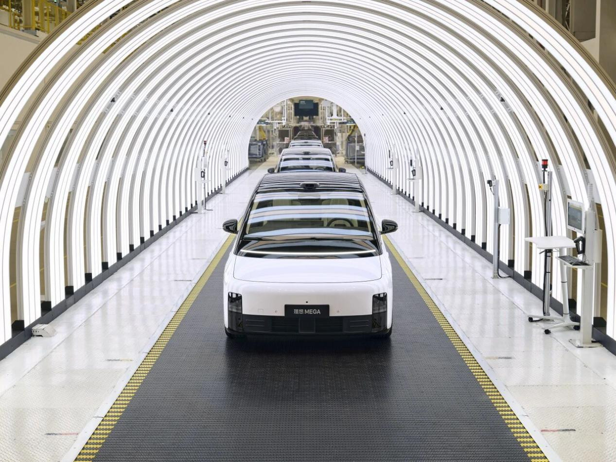 试驾理想MEGA|陆地高铁是噱头，还是家庭出行新答案？