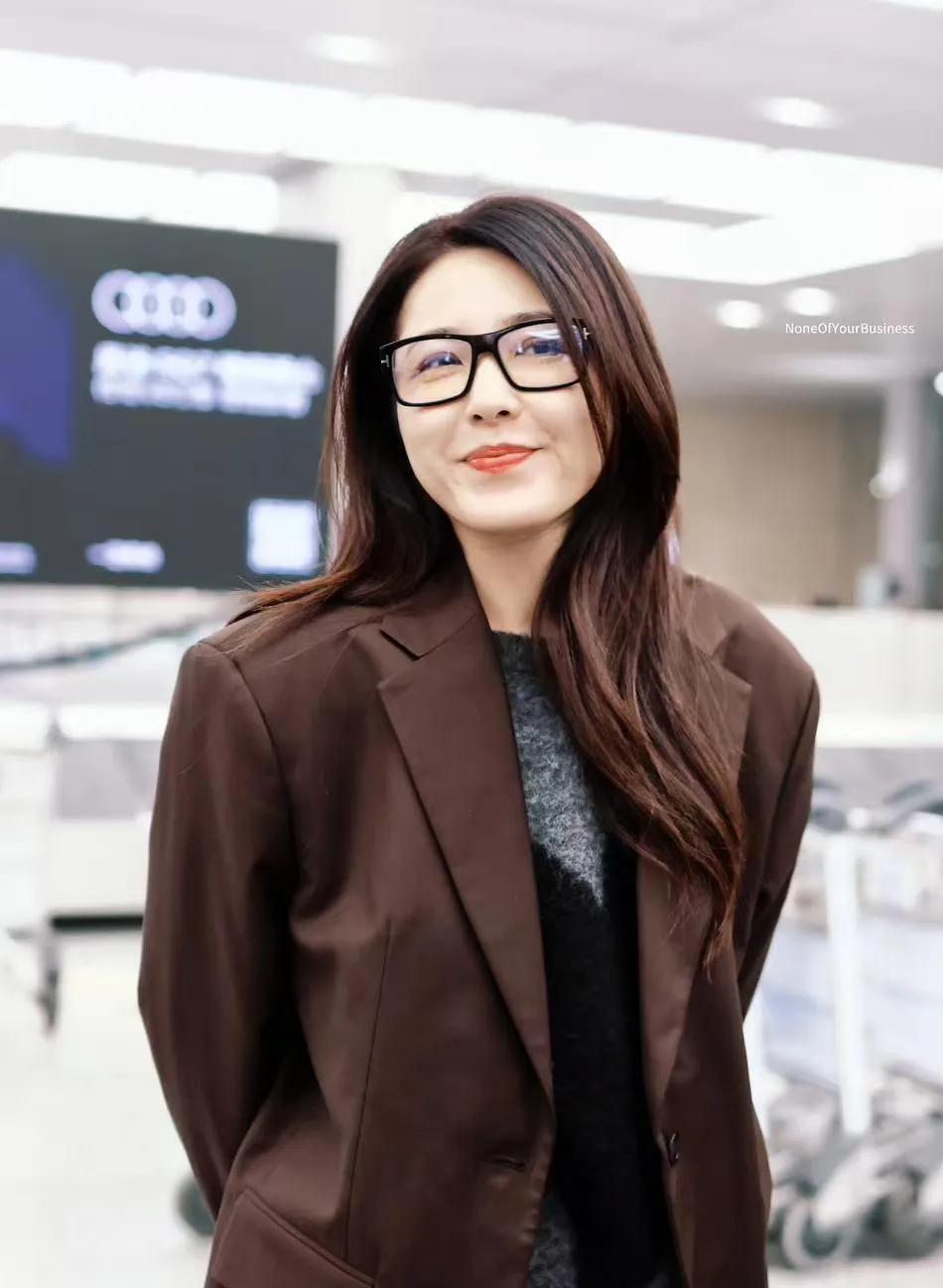 48岁曾黎的中年穿搭真时髦!红棕色西装毛衣牛仔裤,高级又洋气!