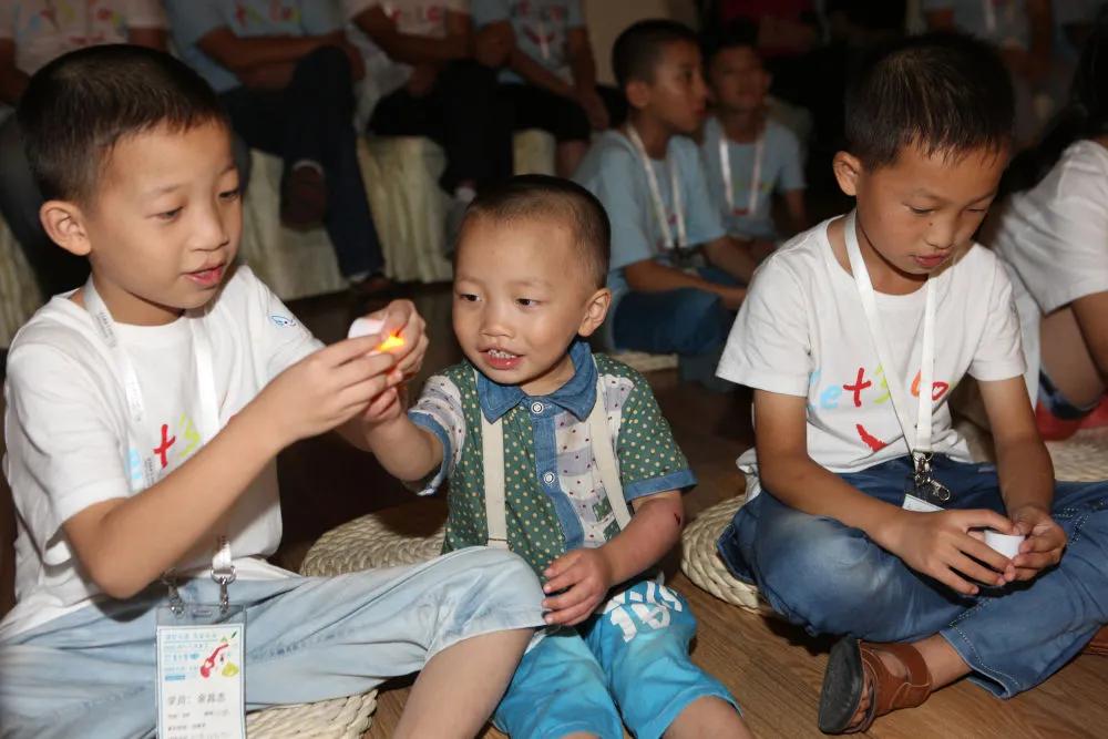 2013年7月26日，参加由嫣然天使基金会发起的唇腭裂患儿家庭亲子夏令营活动的儿童在玩耍。 新华社发（刘长龙 摄）