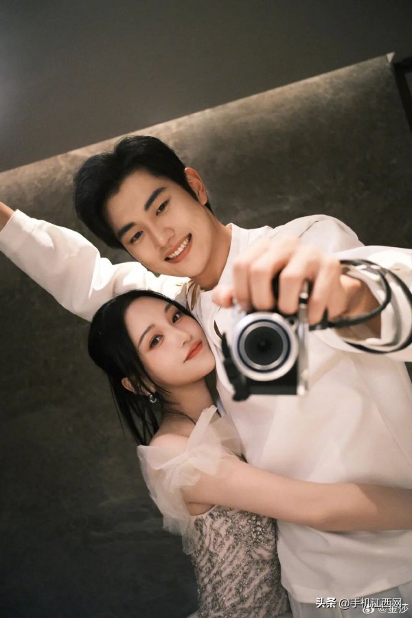 孙丞潇冰岛求婚金莎，两人相差19岁，于2023年9月公开恋情