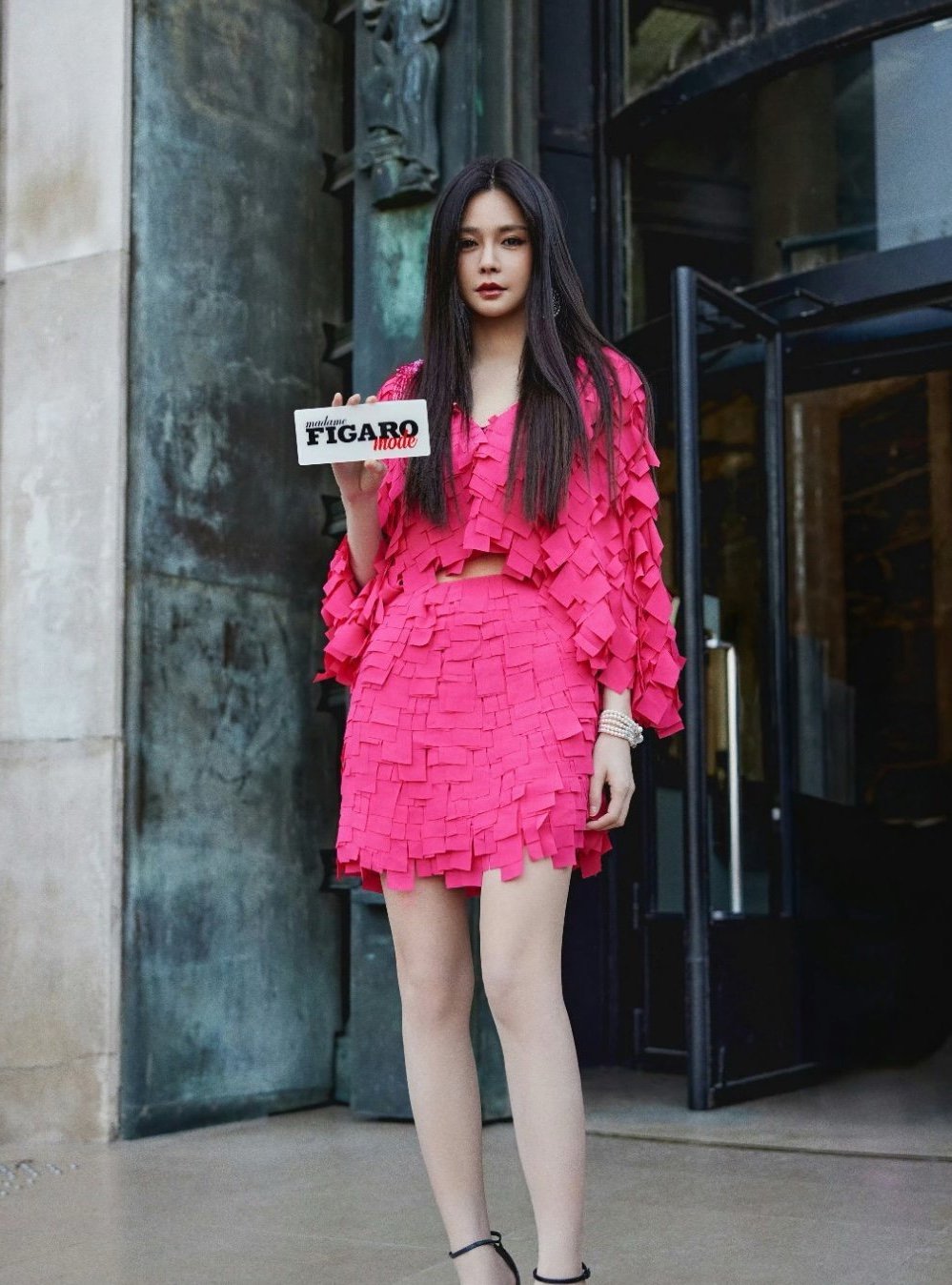 沈梦辰气质中长发配芭比粉连衣裙