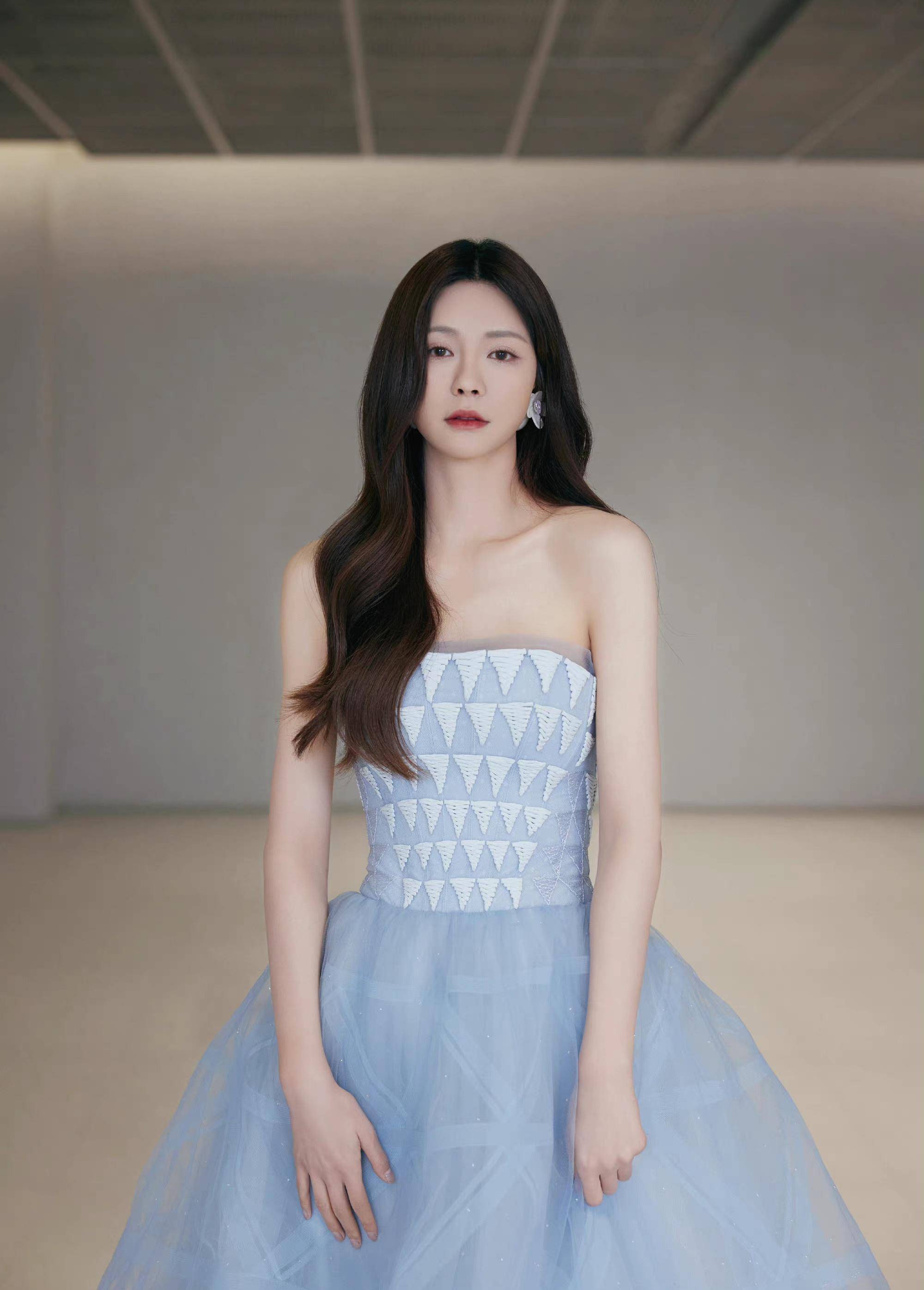 沈梦辰又剪空气刘海了,穿一身牛仔裙录节目,乖巧又甜美!_发型_造型_额头