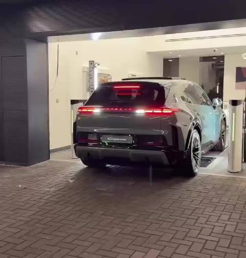 保时捷纯电卡宴电子声浪取材V8发动机