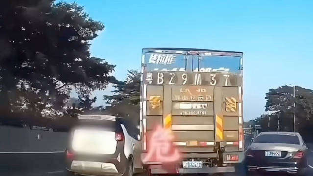 货车避让迈巴赫变道撞上老头乐