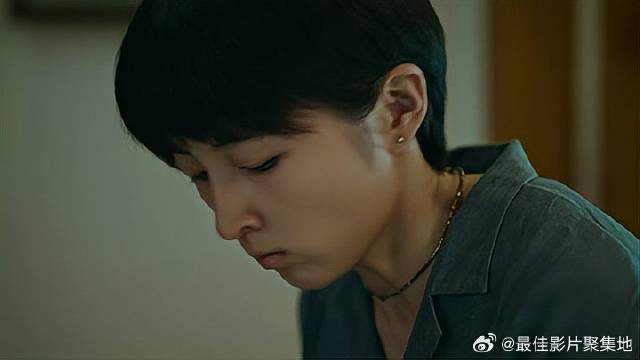 弟弟拿球砸伤同学 他竟然嘴硬还不认错，姐姐气炸发飙