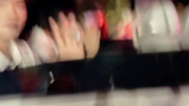 姐姐在车上一边擦眼泪一边打招呼，姐姐不哭不哭