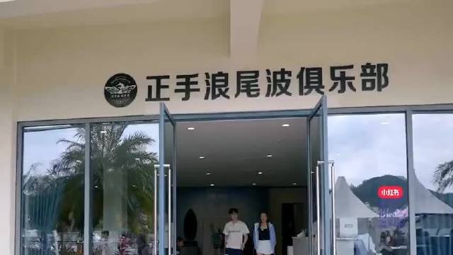 杨超越拿起菠萝就吃 侯明昊乖乖付钱 也太自然了和真谈了一样