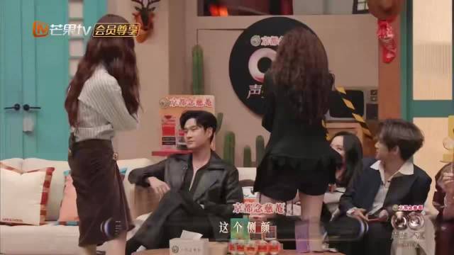 表面冷静展示侧颜，实际嘴角悄悄上扬，@Eric周興哲 拍照就这样被