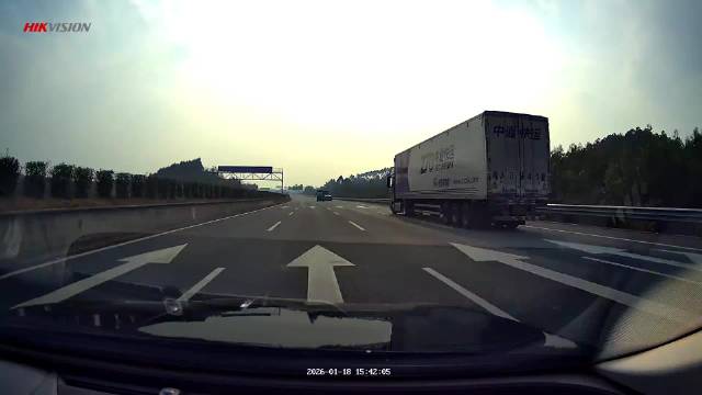 错过出口在高速机里连续变道，视频车司机手忙脚乱，差点酿成大祸