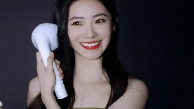 微博之夜明星互换礼物，刘浩存获檀健次音箱、林一得吉娜化妆套盒