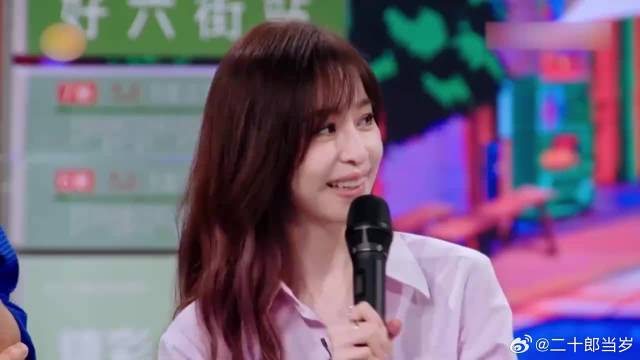 王心凌清唱《月光》，何炅一脸陶醉，比爱你还要入耳