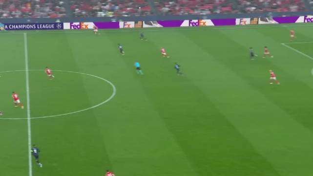 巴尔韦德封堵本菲卡的射门