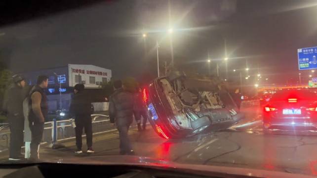 奥迪被撞翻，网友竟然关心的是，这个四驱底盘布局这么规整！