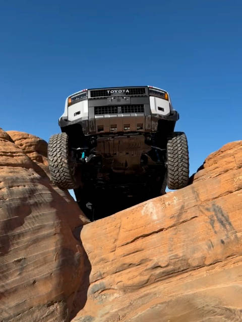 入乡随俗，普拉多到了美国也要去爬石头 LC250 Rock Sliders