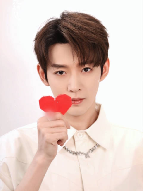 邓为亮相微博之夜，携多部作品及品牌代言闪耀登场