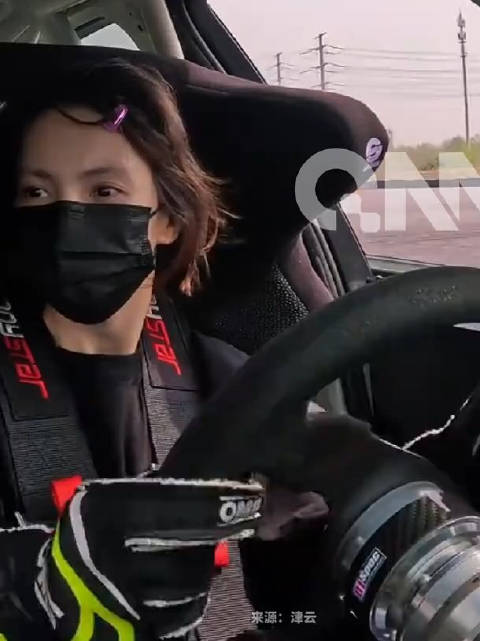 金晨曾在风驰赛车手炫车技