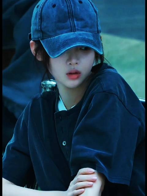 杨超越试戏间隙黑T灰裤棒球帽造型松弛专注