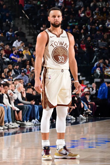 库里在比赛中因脚踝不适更换的Nike Kobe系列战靴，是哪一款具体型号？