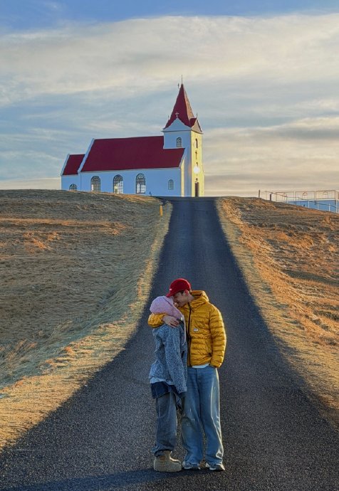 李嘉格晒极光接吻照回应网友：我忍不住就想晒