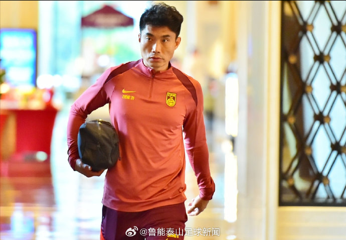 前山东泰山主帅郝伟具体因为哪些操纵比赛和受贿行为被终身禁足？