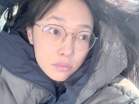 白百何晒18岁元宝正脸照，同款美甲似姐弟，23岁当妈生娃就是好