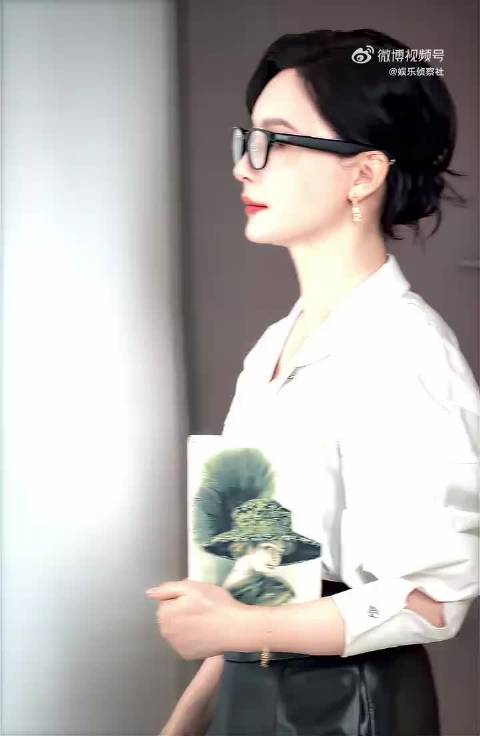 陈数以高智女形象亮相，气场状态满分