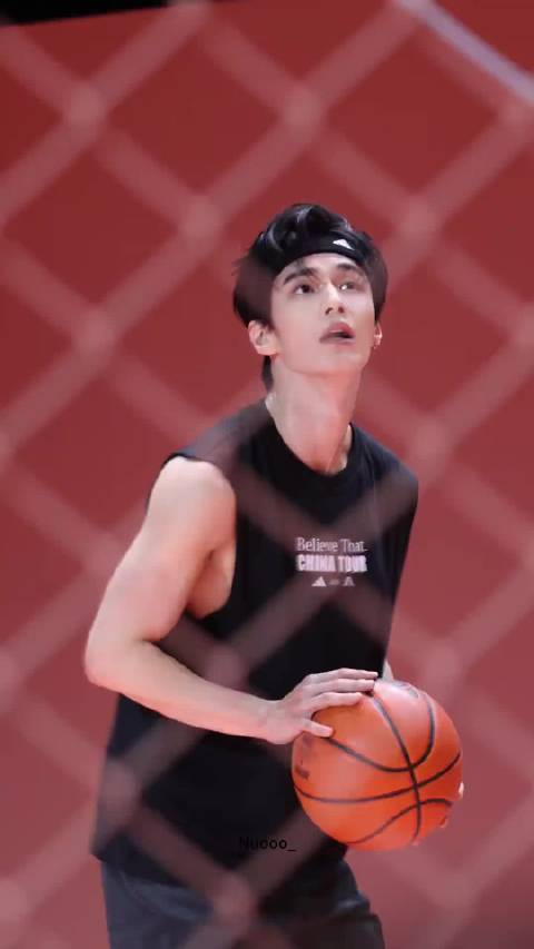 何与《双轨》颠覆性演出获赞，糙汉形象突破演技