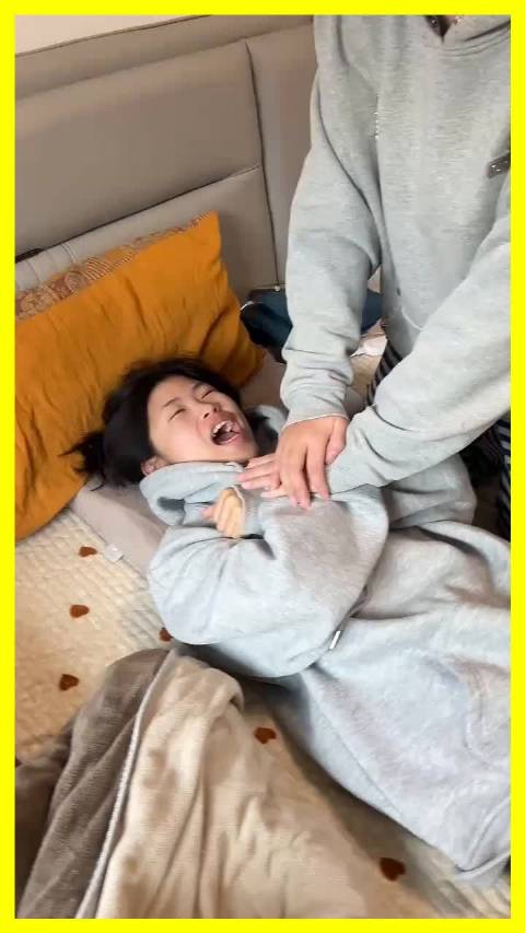 挠痒挑战现魔性笑声，朋友互动欢乐多