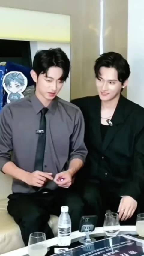 你俩到底在干嘛？我服了真的 两人如同做了一般