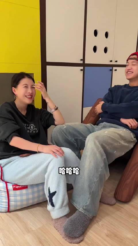 李嘉格冰岛极光下晒与小男友亲吻照