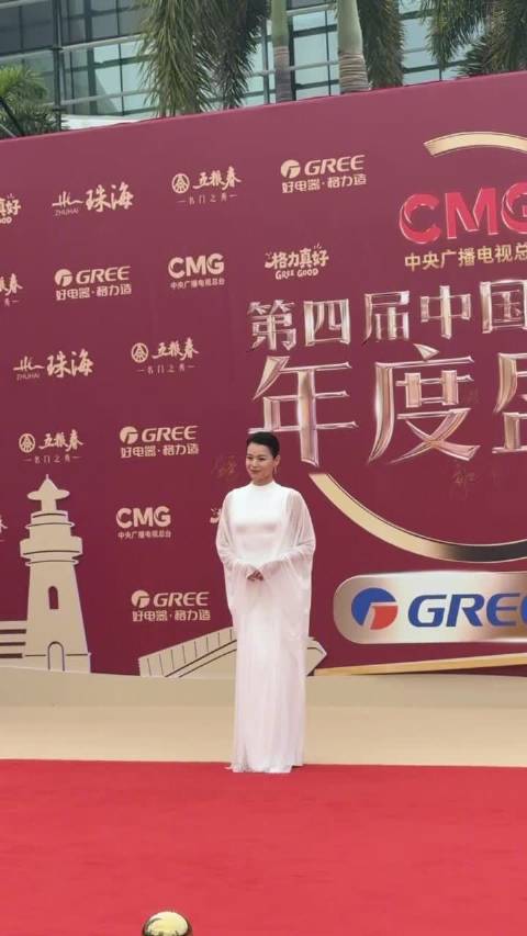 一袭白色礼服亮相