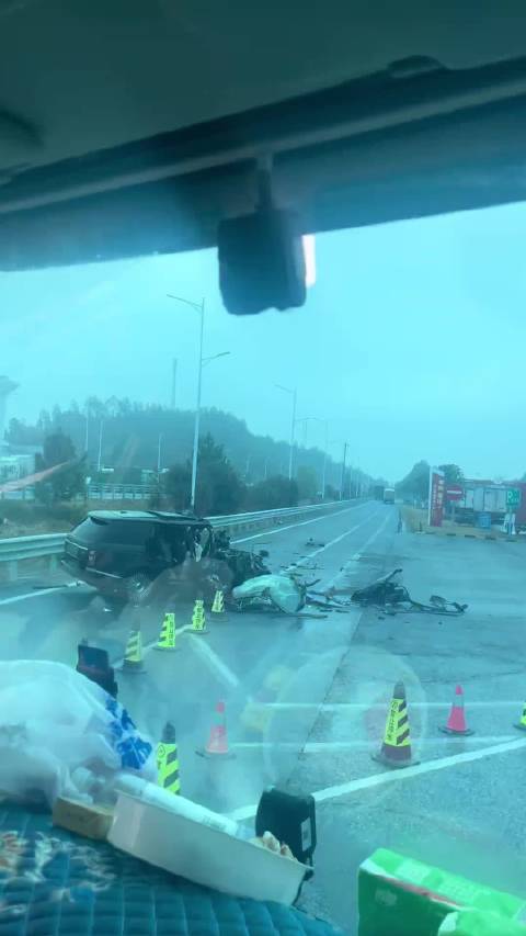 这可是大路虎！撞哪了这是，A柱都废了……希望人员能福大命大！