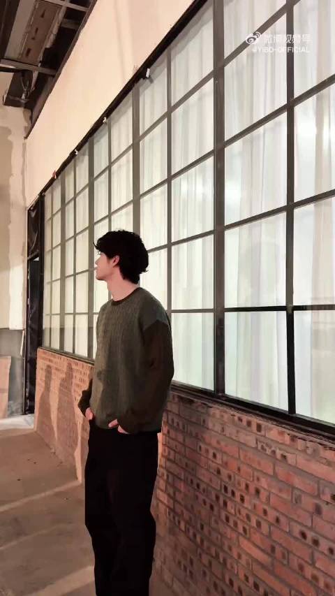 “藏污纳垢的地方 玫瑰悄然绽放 用实力击碎不实标签 逆境的尽头是鲜花掌声”